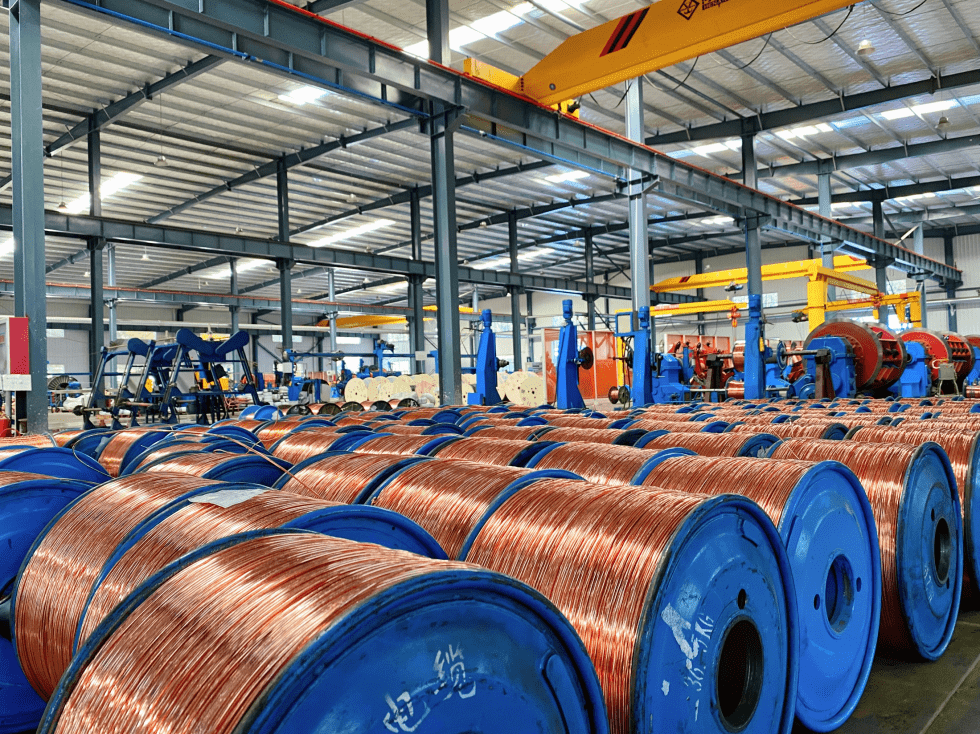 青岛电缆车间实拍1. 电阻率低:铝芯电缆的电阻率比铜芯电缆约高1.