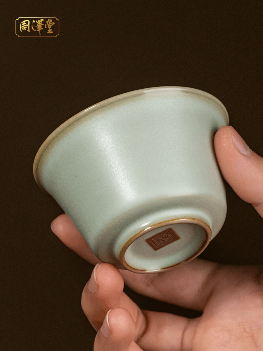 明代马蹄杯有洒蓝,回青,孔雀蓝,白釉等品种.清代多作斗彩.