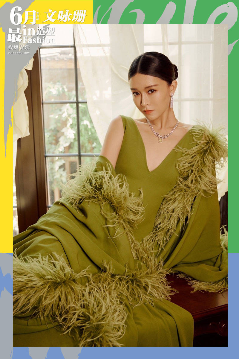 top8文咏珊上影节红毯最出圈的男明星应该就是42岁"白发"的谢霆锋了吧