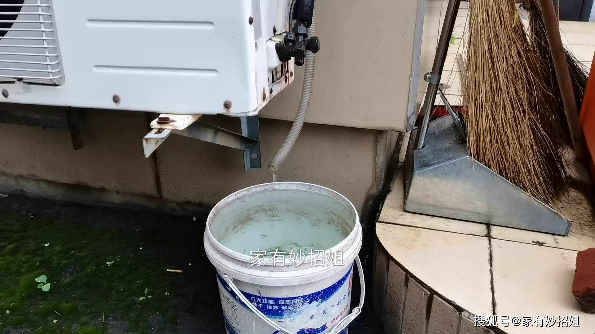 但积少成多,一台两匹的空调,运行一个小时,它就可以流出一斤多的水