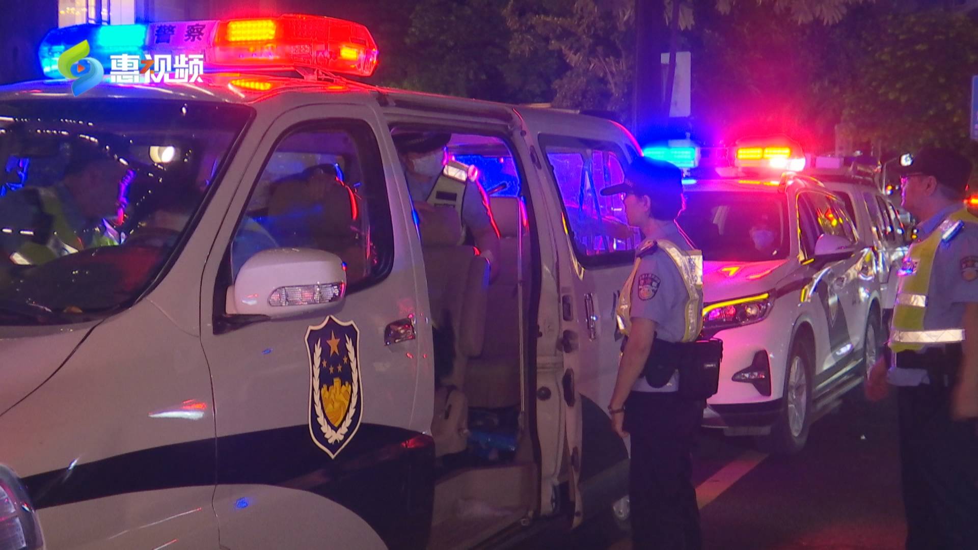 原创惠城公安警灯闪烁守护平安夏夜