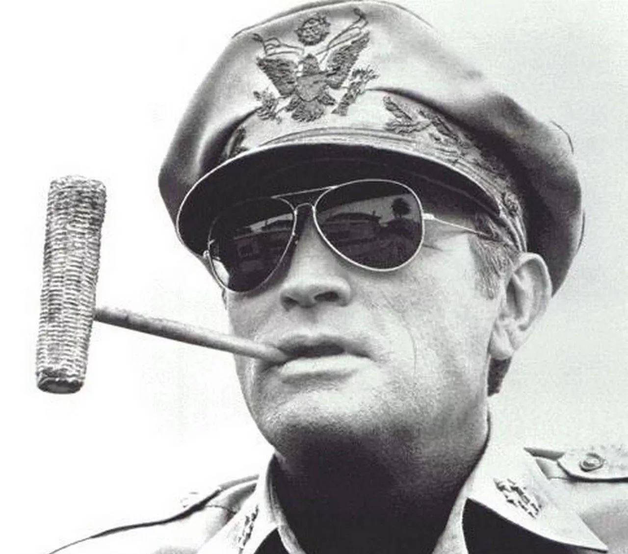 她被送给五星上将麦克阿瑟当情人,却付出真情,终身再未嫁_日本_节子