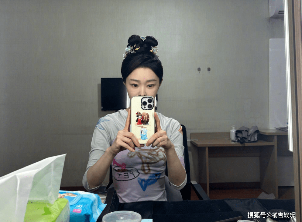 部分网友留言:宋轶,中午好姐姐,注意防暑防晒哦,宋轶用柳玉茹手机壳