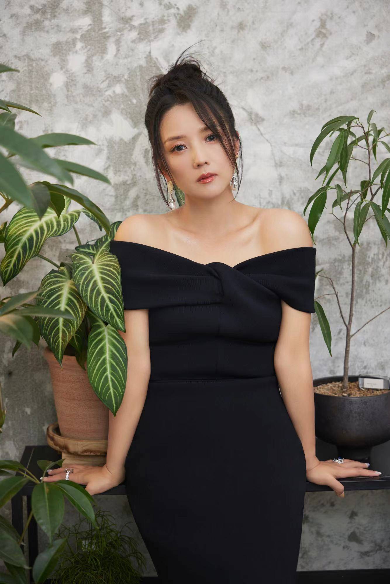 清新夏日风情 | 何洁_黑色_礼服_度假