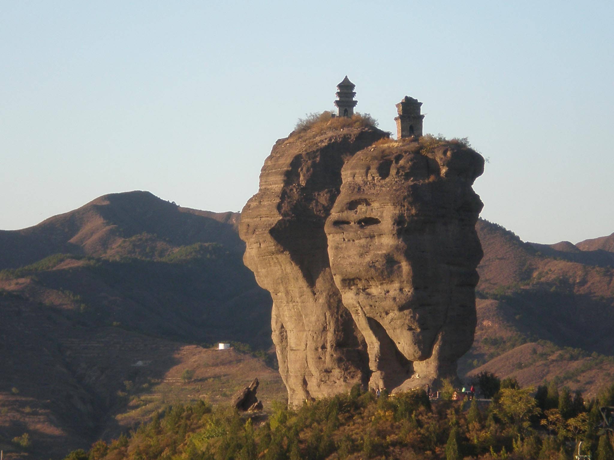 双塔山上的庙的近照图片