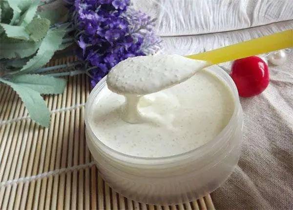 3,将面膜敷在脸上,避开眼睛和嘴唇周围;2,将蛋白和柠檬汁混合,用搅拌