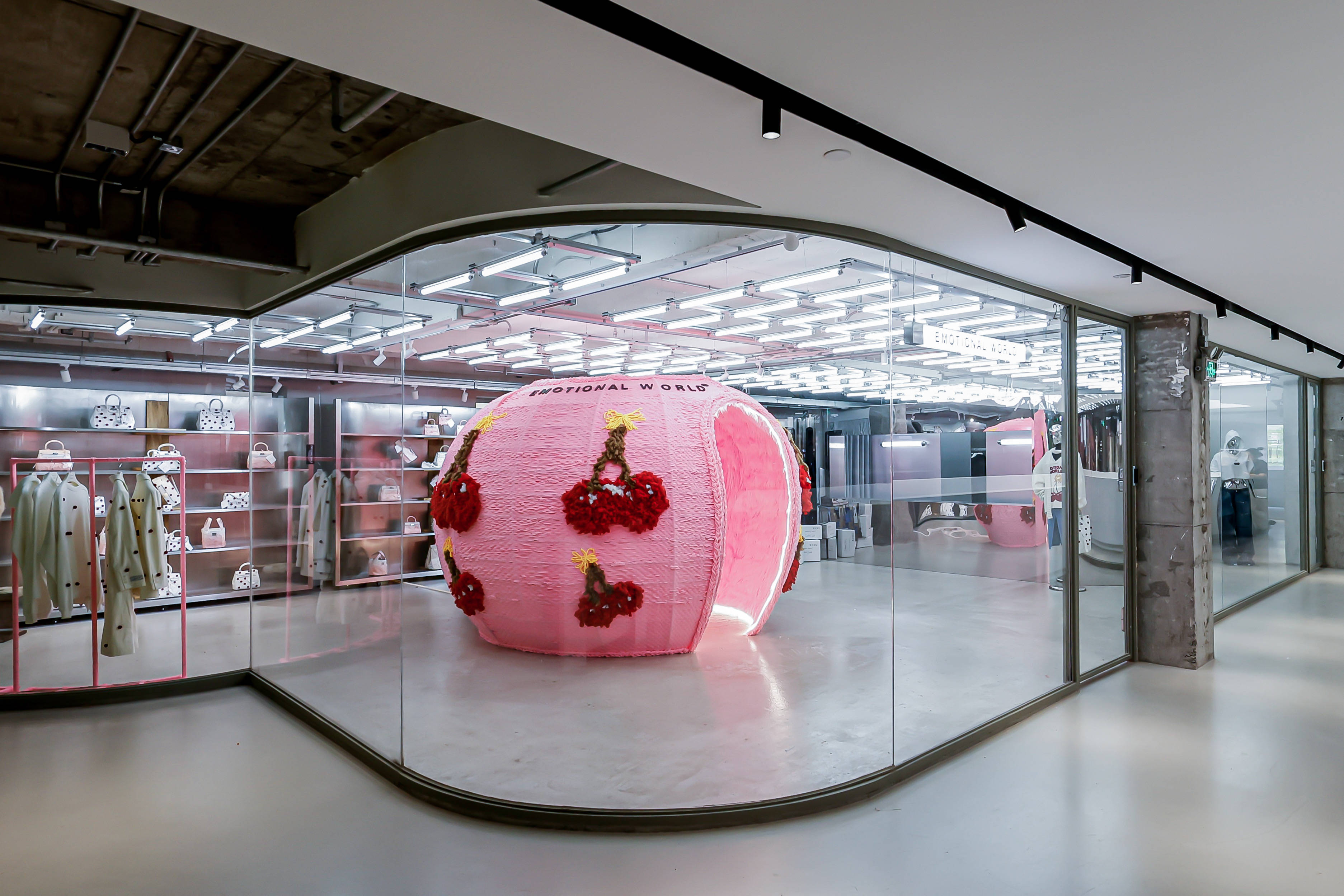 emotional world 首家品牌旗舰店全新开幕 打造"色彩情绪"艺术装置