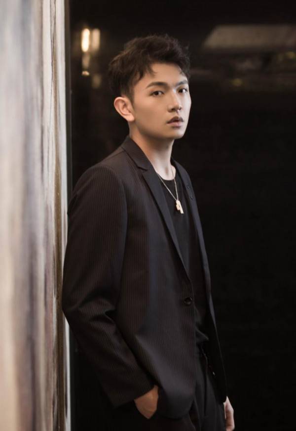 流行乐男歌手颜人中经纪公司_歌曲_上线_电视剧