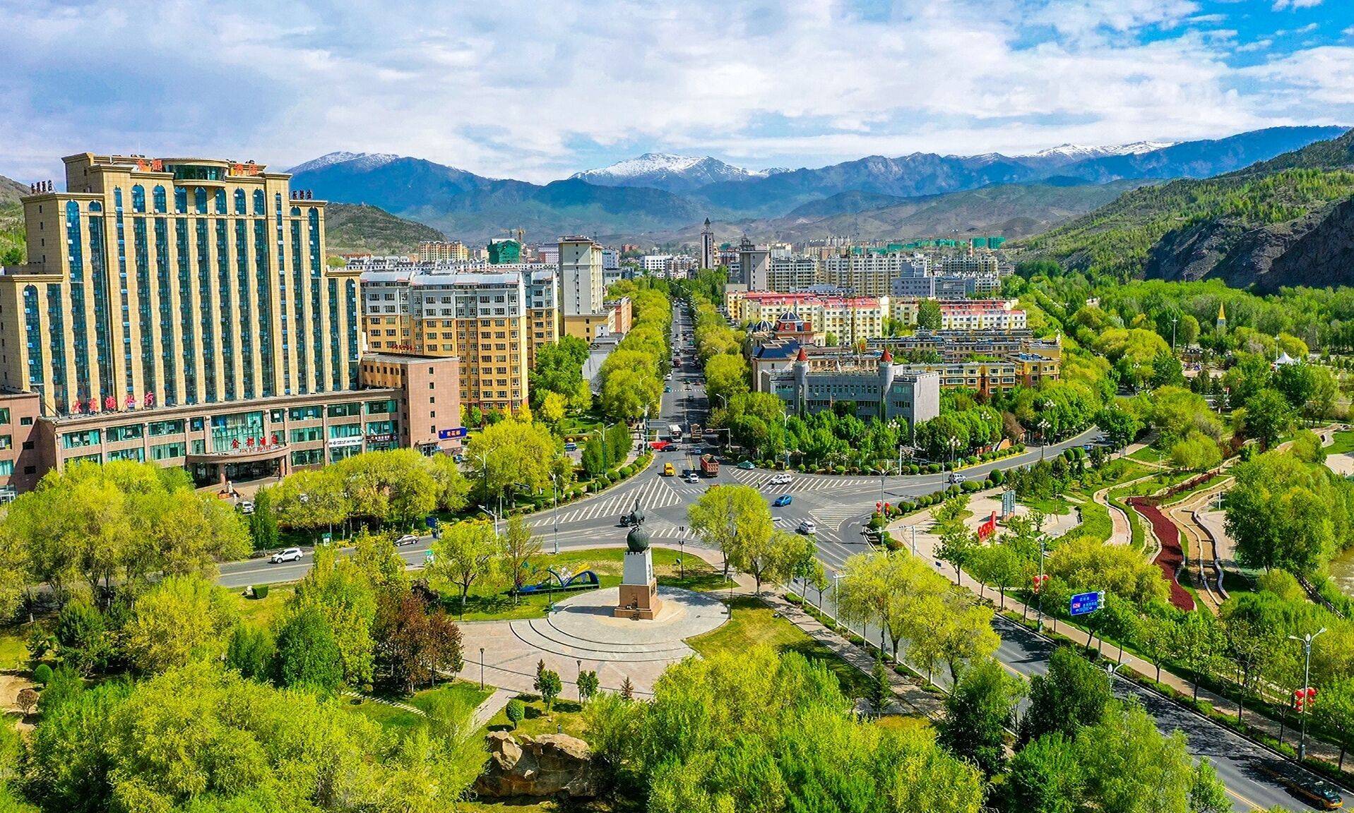 发展乡村旅游,打造汗德尕特"冰雪小镇,拉斯特乡"康养小镇,阿拉哈克"