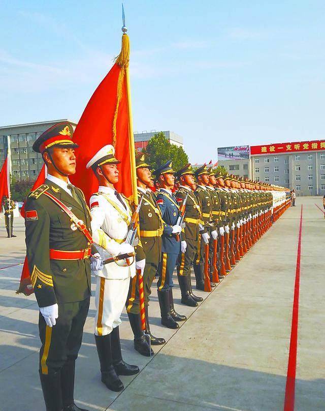 其实国旗护卫队和三军仪仗队不属于不同的机构,在编制上也有不同