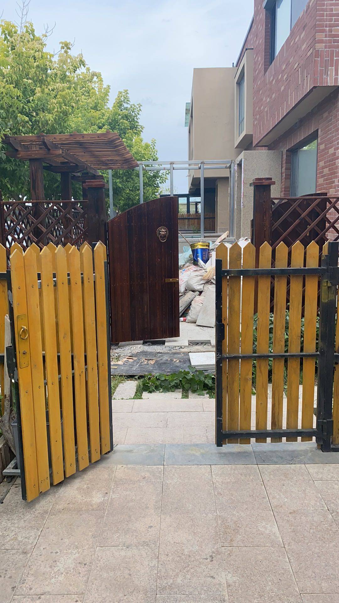 【邻居间住宅大门对小门,风水吉凶分析】:_搜狐网