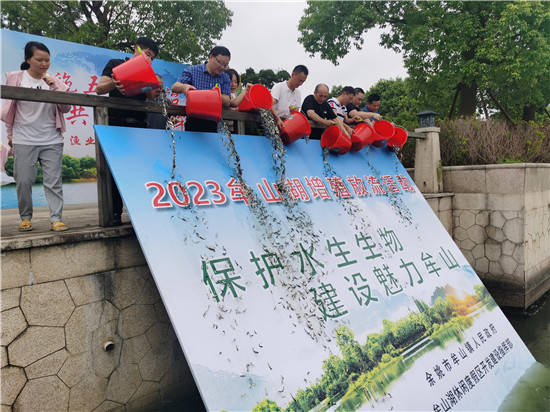 水清鱼跃 共创丰收—浙江省余姚市牟山镇今日又放流750万条鱼苗 