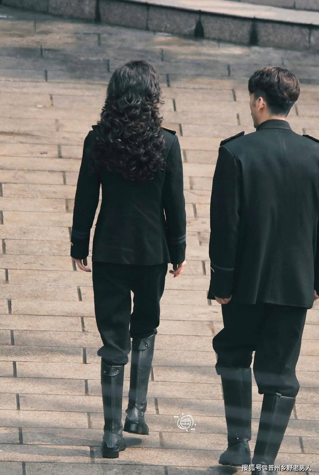 《哈尔滨一九四四》曝光关雪背影照,卷发飘逸气质惊艳_角色_剧中_特务