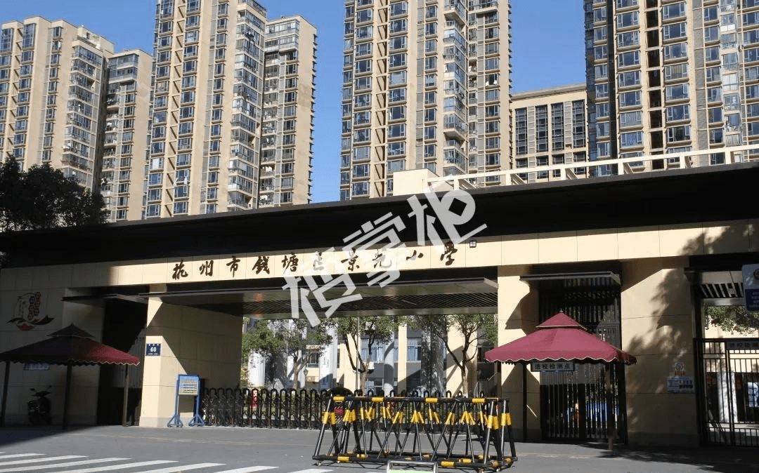 景苑小学&景苑中学商业方面,湖印光年府自带商业街区,500米外就是金沙