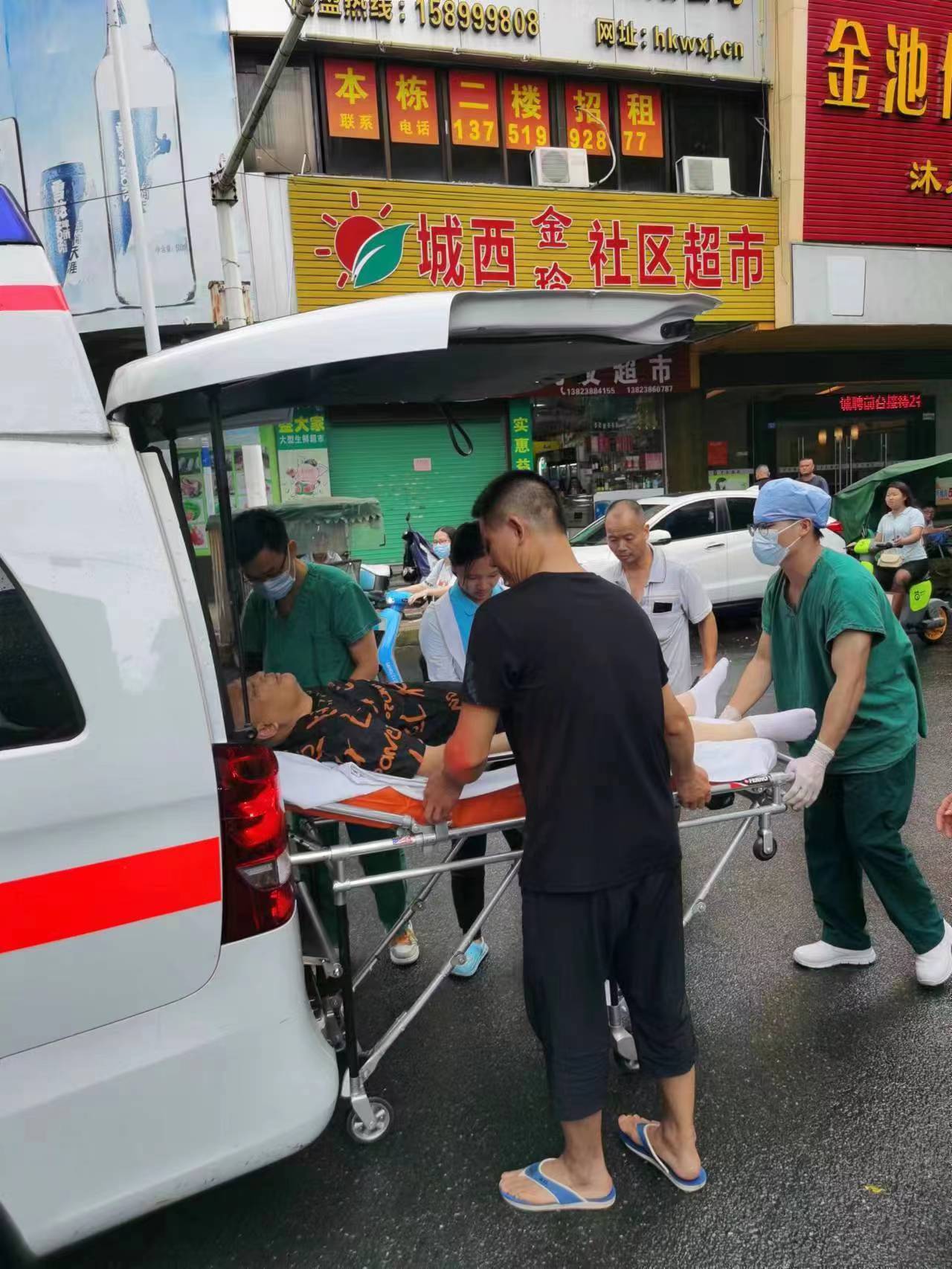 7月27日下午,梅城一男子騎摩托車經過梅江區城西大道望杏坊路口時突發