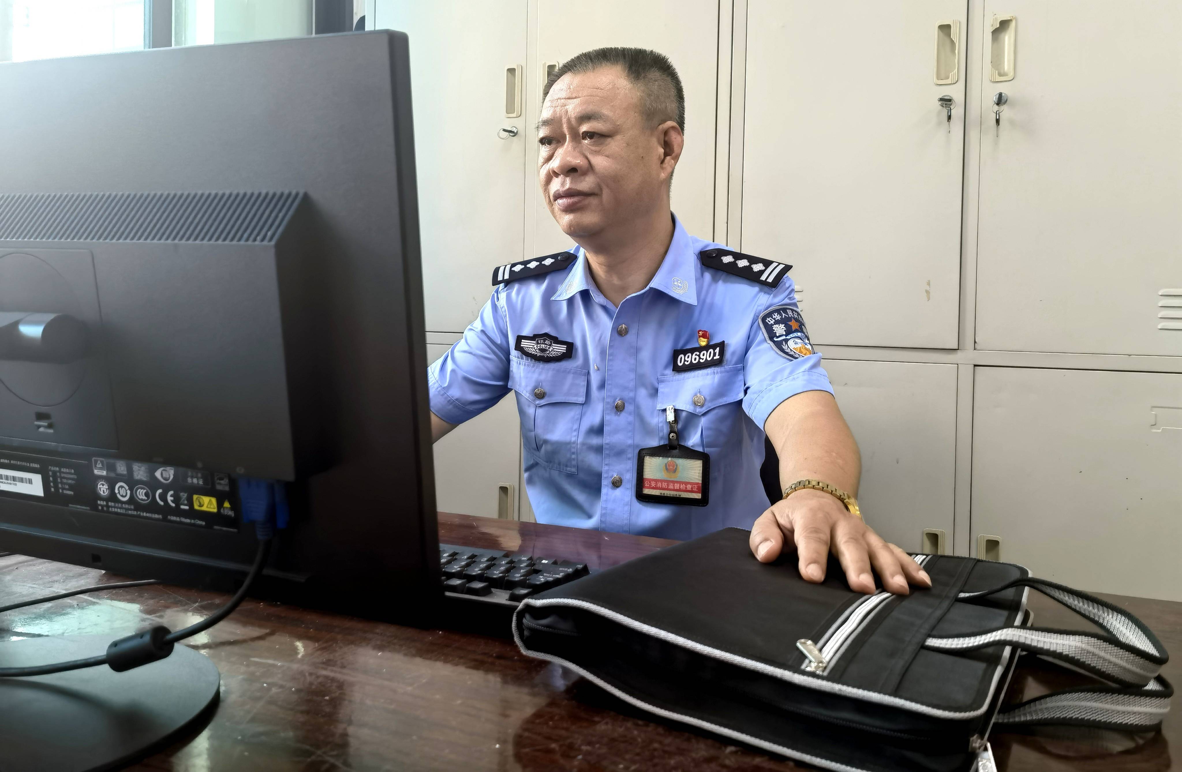 今年55岁的朱强,是怀化铁路公安处怀化火车站派出所民警,从警三十多年