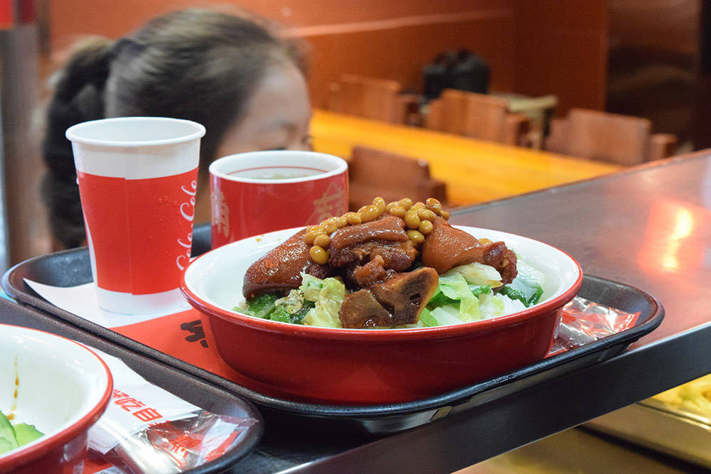 2017年,猪角·闽南猪脚饭首家店在厦门正式对外营业,切入中式简餐要点