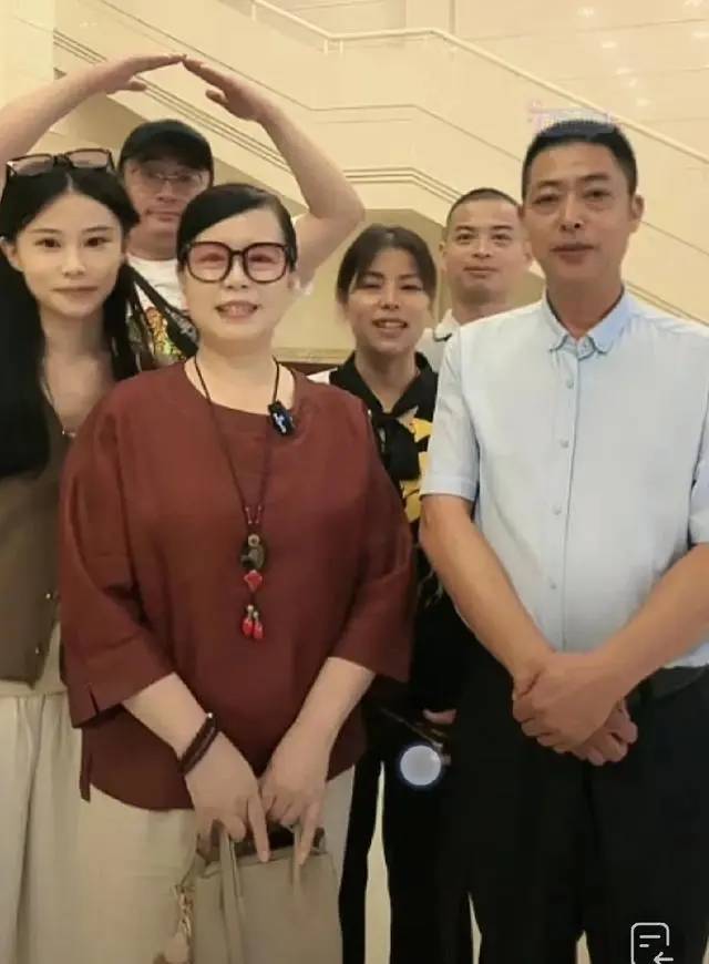 许敏55岁生日宴,有人大声说蛋糕来了,还以为是郭威到了九江庆生_网友