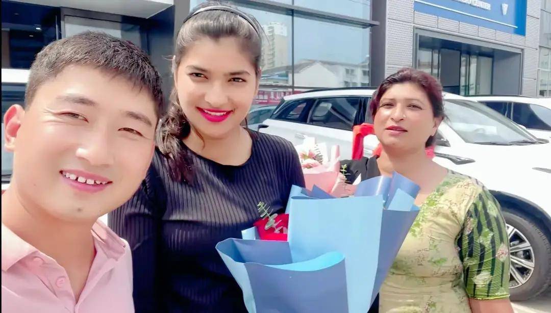 生活富足很幸福,心里很开心,经常用手机通过屏幕给巴基斯坦的丈夫儿子