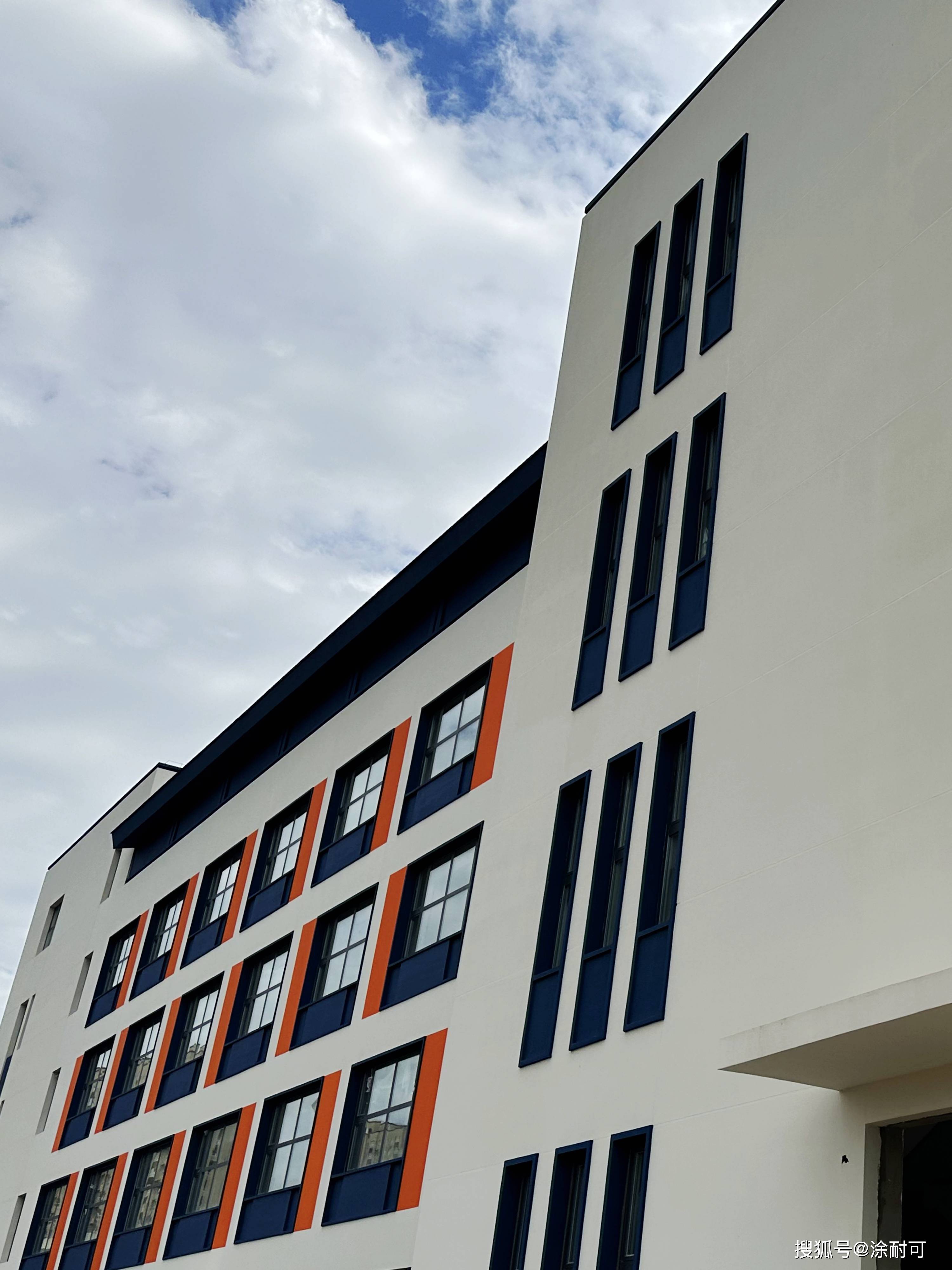 长春南溪实验学校建筑外立面,涂耐可弹性质感涂料