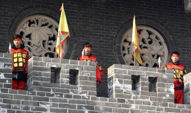 古代守城将士箭射光了怎么办,来不及造也能解决,就是办法有点损_攻城