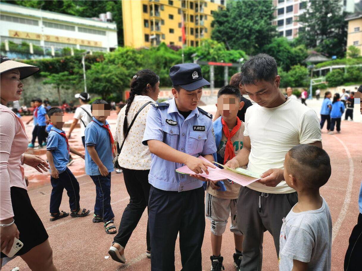 雲南瀘水:又到開學季,戶籍宣傳進校園_家長_業務_身份證