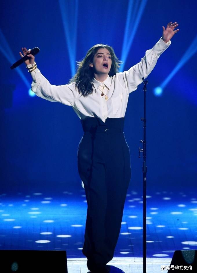 双国籍流行乐女歌手洛德,做派边缘化气质却"独立"_表演_歌曲_音乐