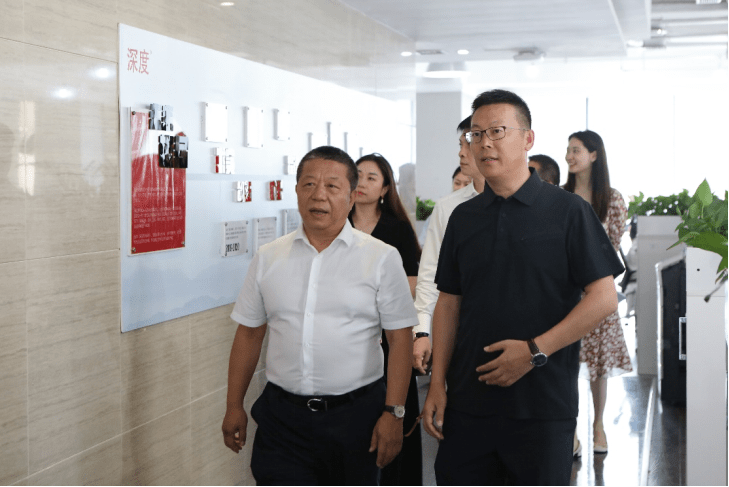 会上,深度传播集团董事长张吉成对许华平一行到访表示热烈欢迎.