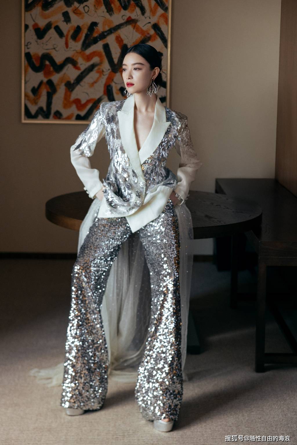 倪妮身穿深v亮片西装,亮相第十八届中国长春电影节!真是太漂亮了!