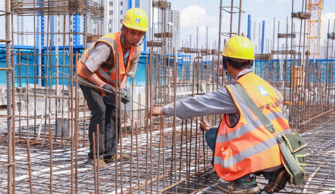 建筑工地和社区通告栏:在一些建筑工地和社区中,会有招工或求职的