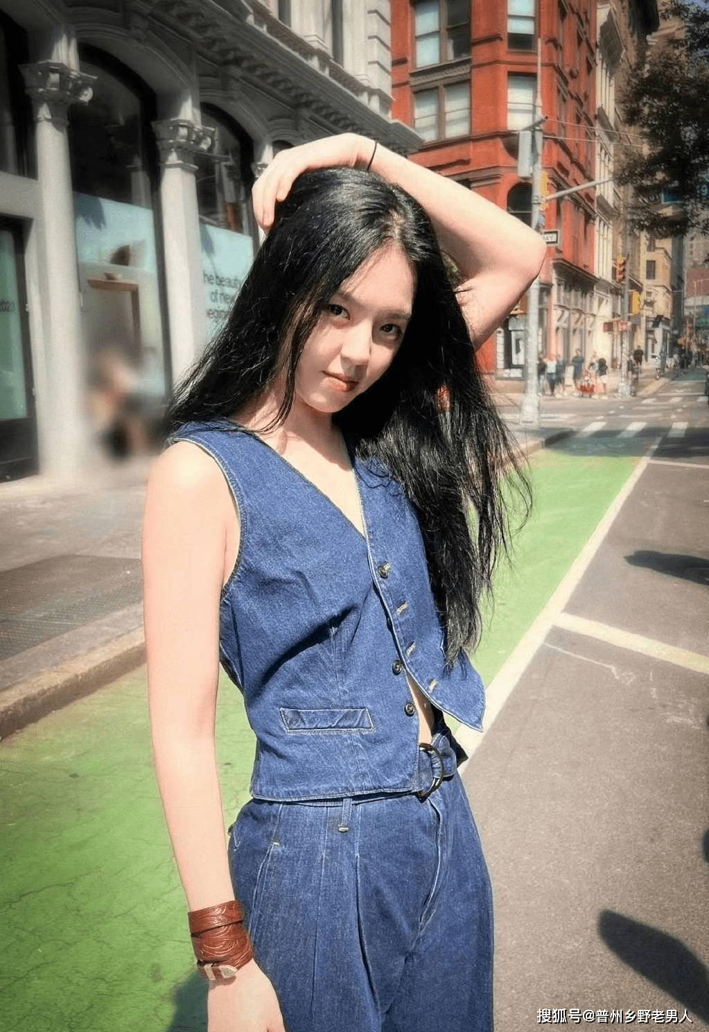 李咏女儿法图麦·李纽约时装周惊艳亮相,网友:是不是在美国长大的?