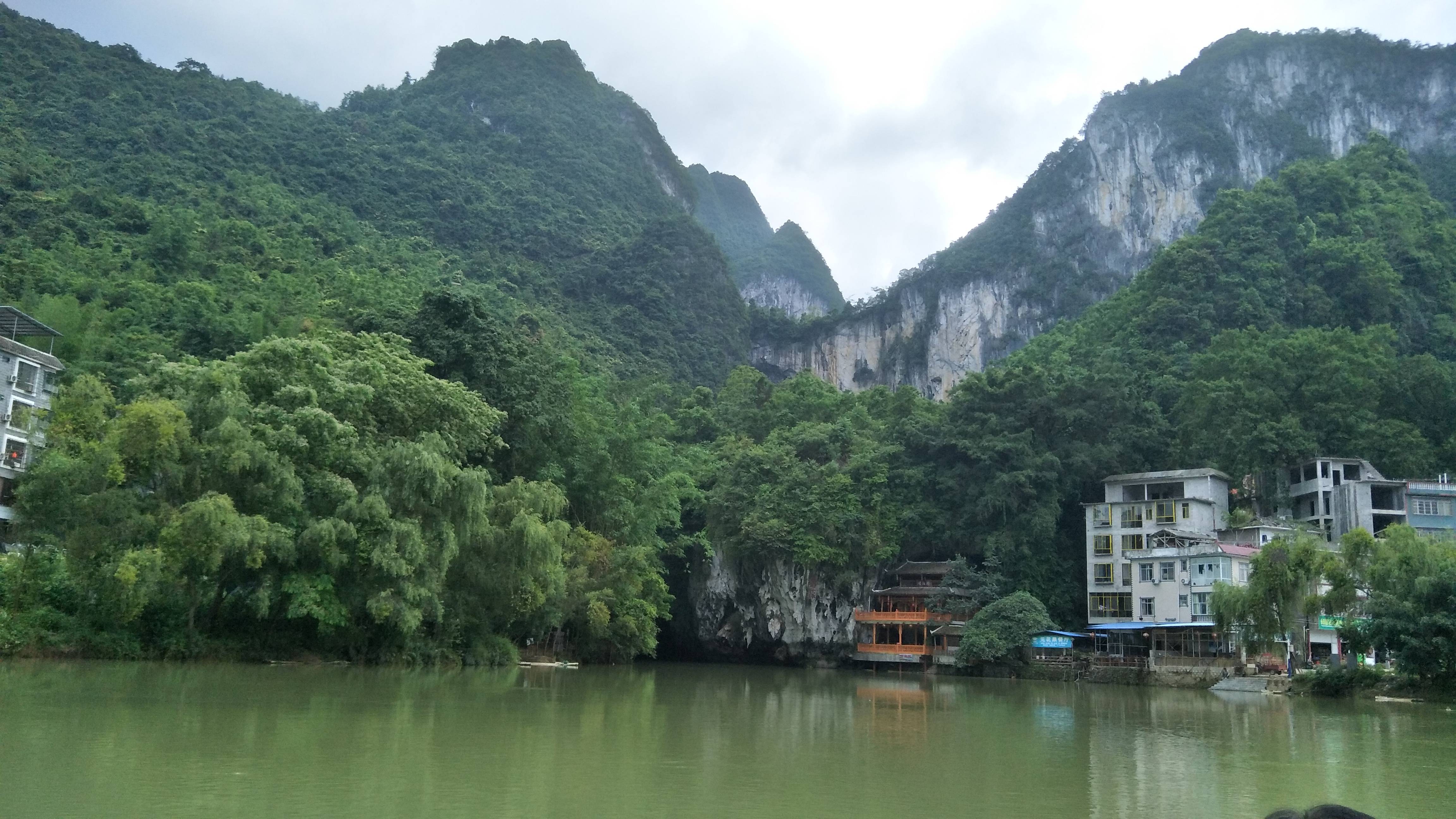 三门海(天坑)的神奇之处就在于,到别的天坑景区看天坑是站在天坑外部