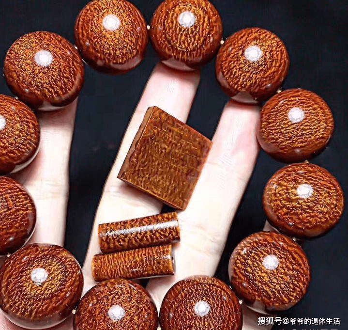 文玩新手如何区分小叶紫檀和大叶紫檀手串?_料子_纹路_香气