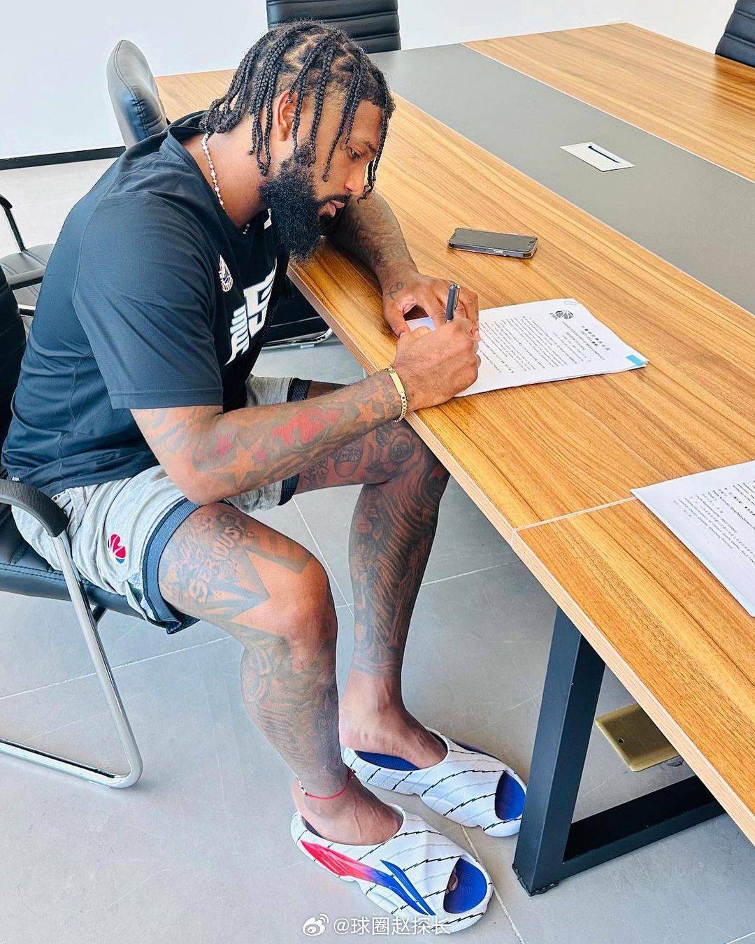 鲍威尔今年26岁,身高1.