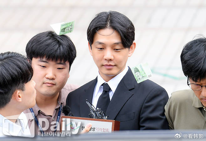 刘亚仁,1986年出生,是韩国最年轻的青龙影帝,《思悼》《无声》《燃烧