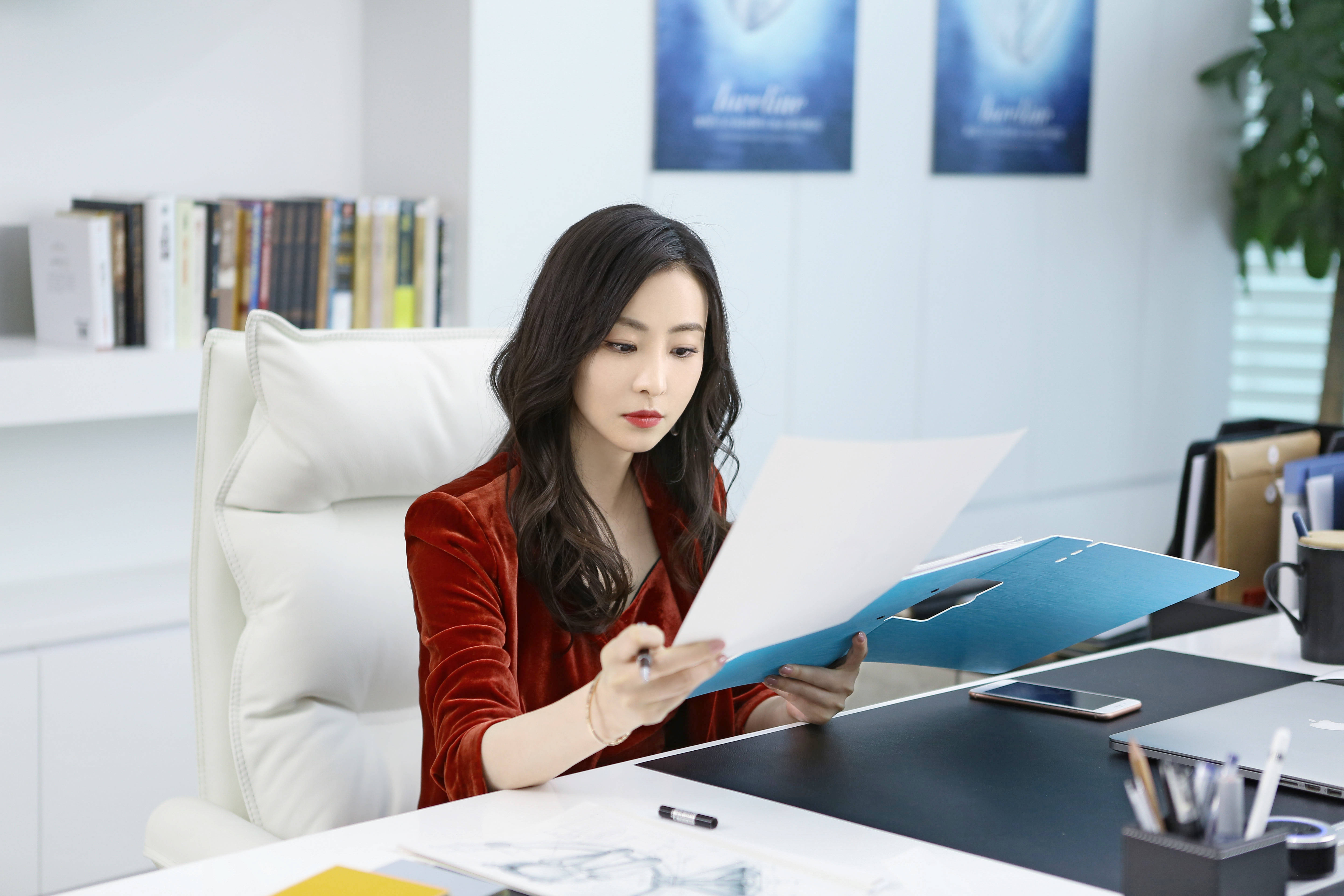 电视剧《流光之下》开播 张涵予蓝盈莹林静商战角力_珠宝_行业_展开