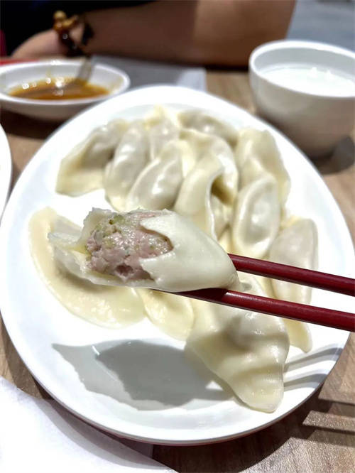 吃在大连-喜三鲜西芹鲜肉水饺,味道很家常服务的细节之处很到位~_饺子