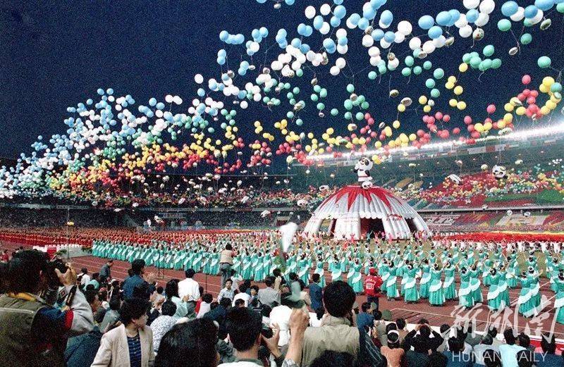 回顾1990年北京亚运会：唱响亚洲的韦唯，一炮而红的李宁，纯朴的火炬少女