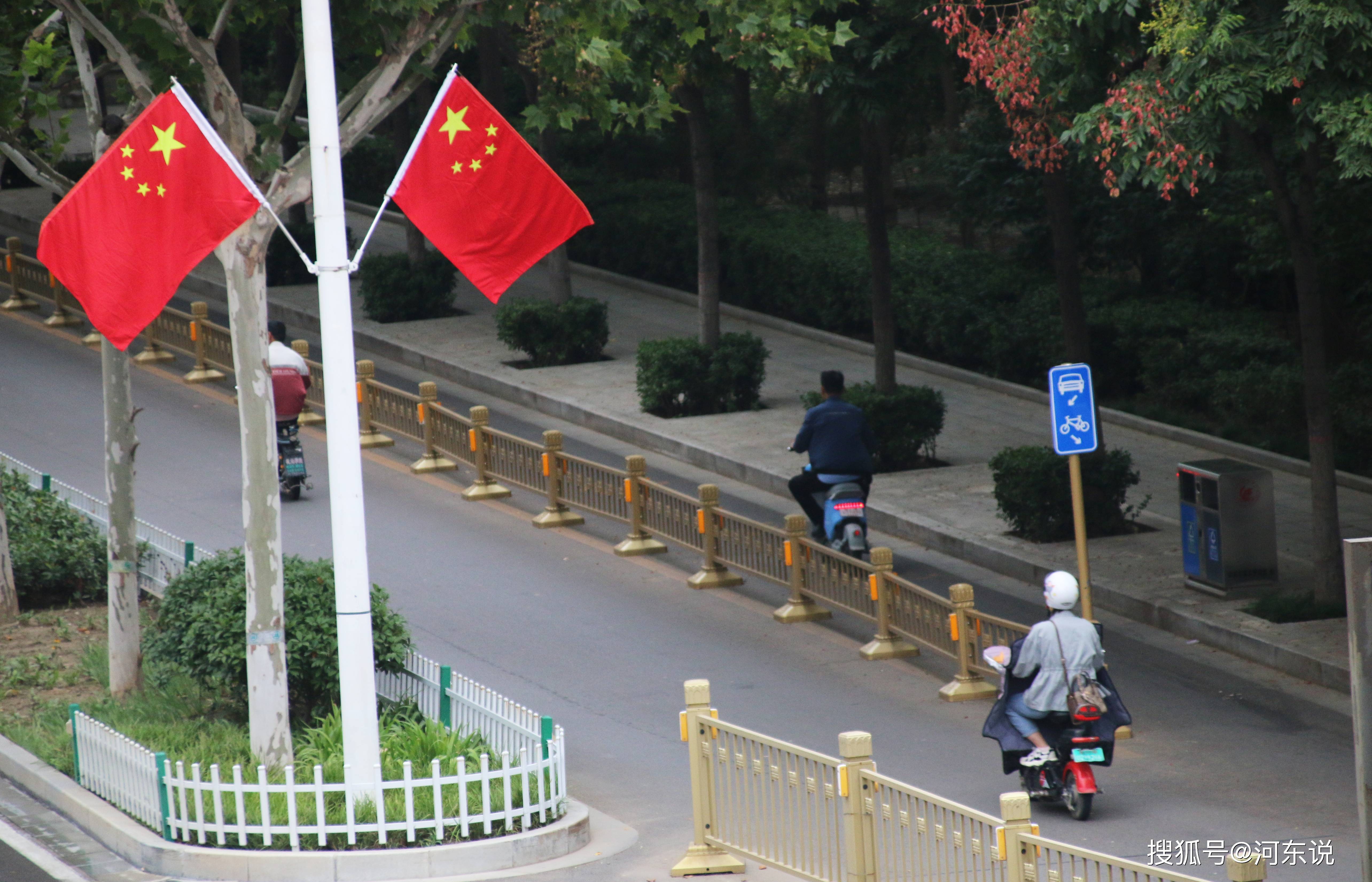 城区飘起中国红!