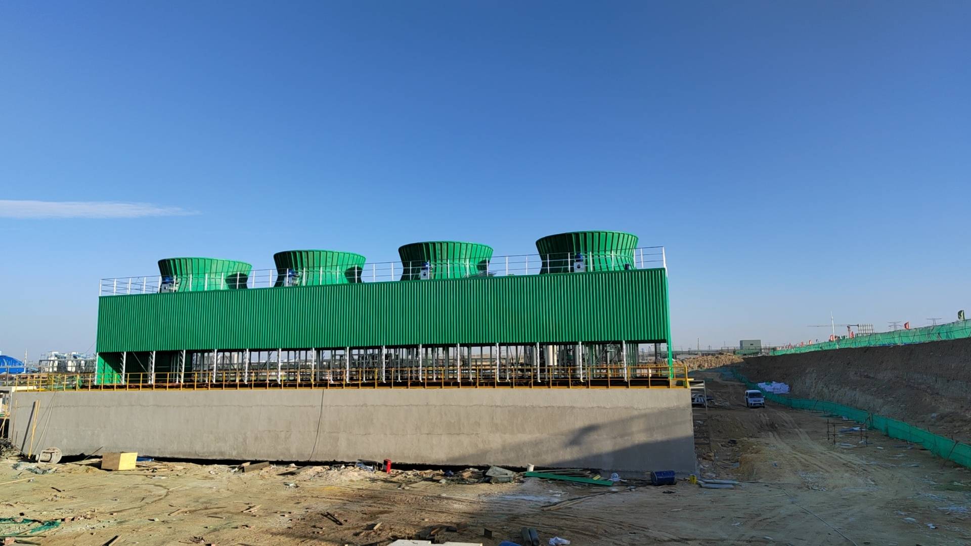 工业冷却塔是用于散去工业厂家上或制冷空调中产生的废热的设备_空气