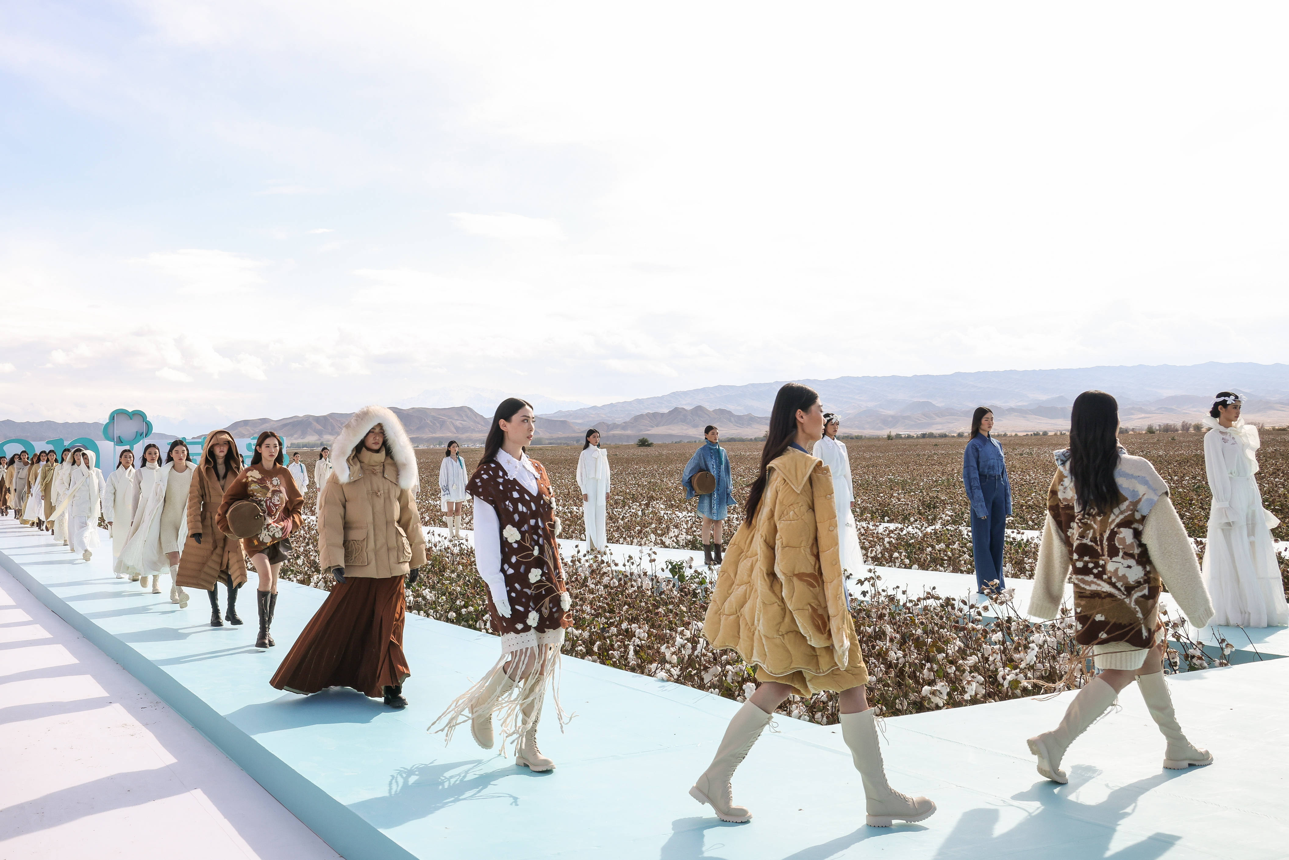 茵曼携手国棉ccia致敬中国棉 新疆棉田上演舒适棉麻大秀_棉花_品牌