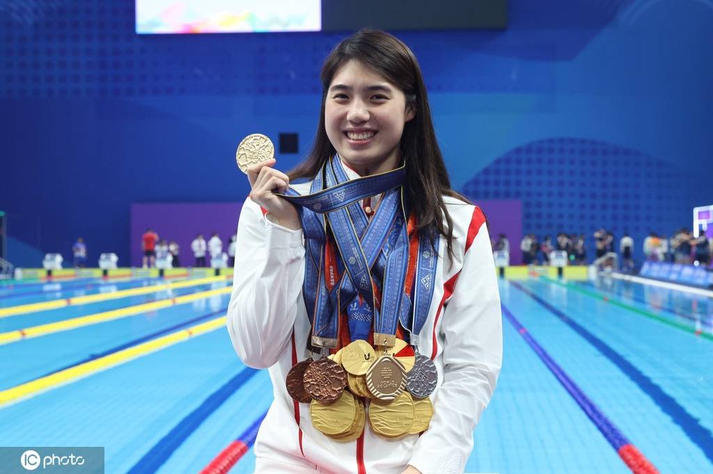 张雨霏:在游泳队待久了 觉得男生1米85 8块腹肌