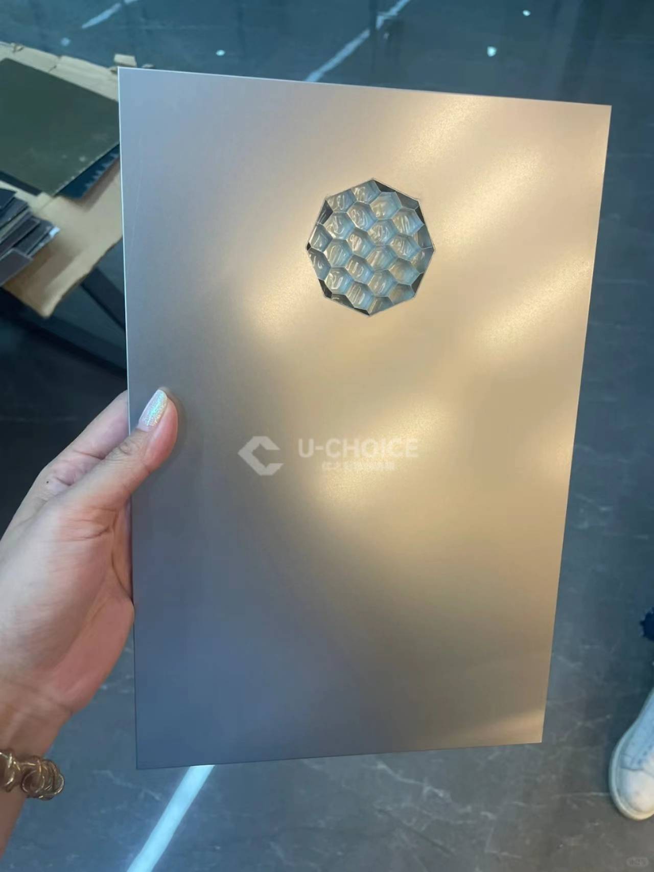 苹果砂不锈钢蜂窝板弧形,墙板,吊顶结合,舒适与质感并存