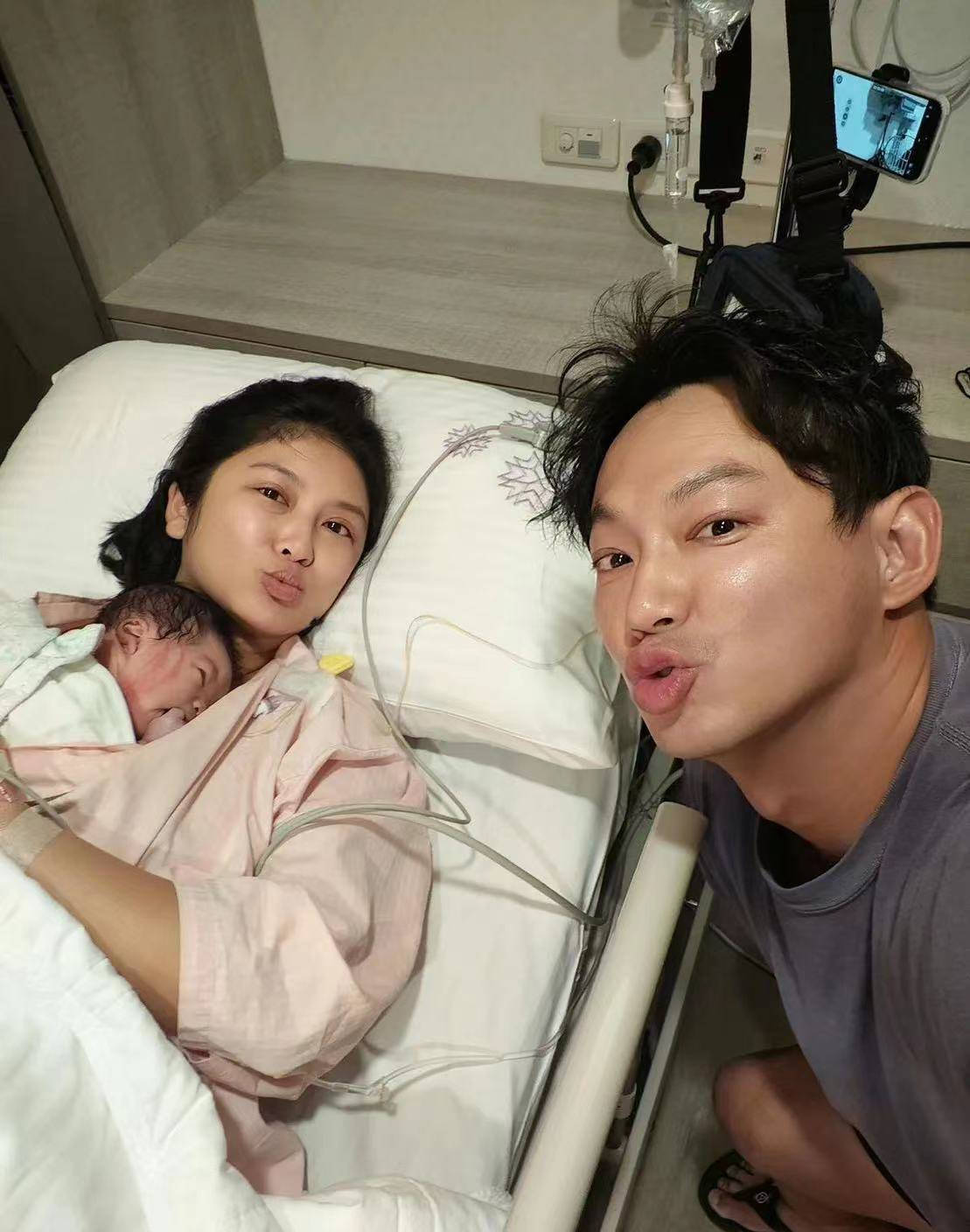 才把调皮的百香果给生出来,所以卓卓吃了满汉全席全餐(女孩子生产