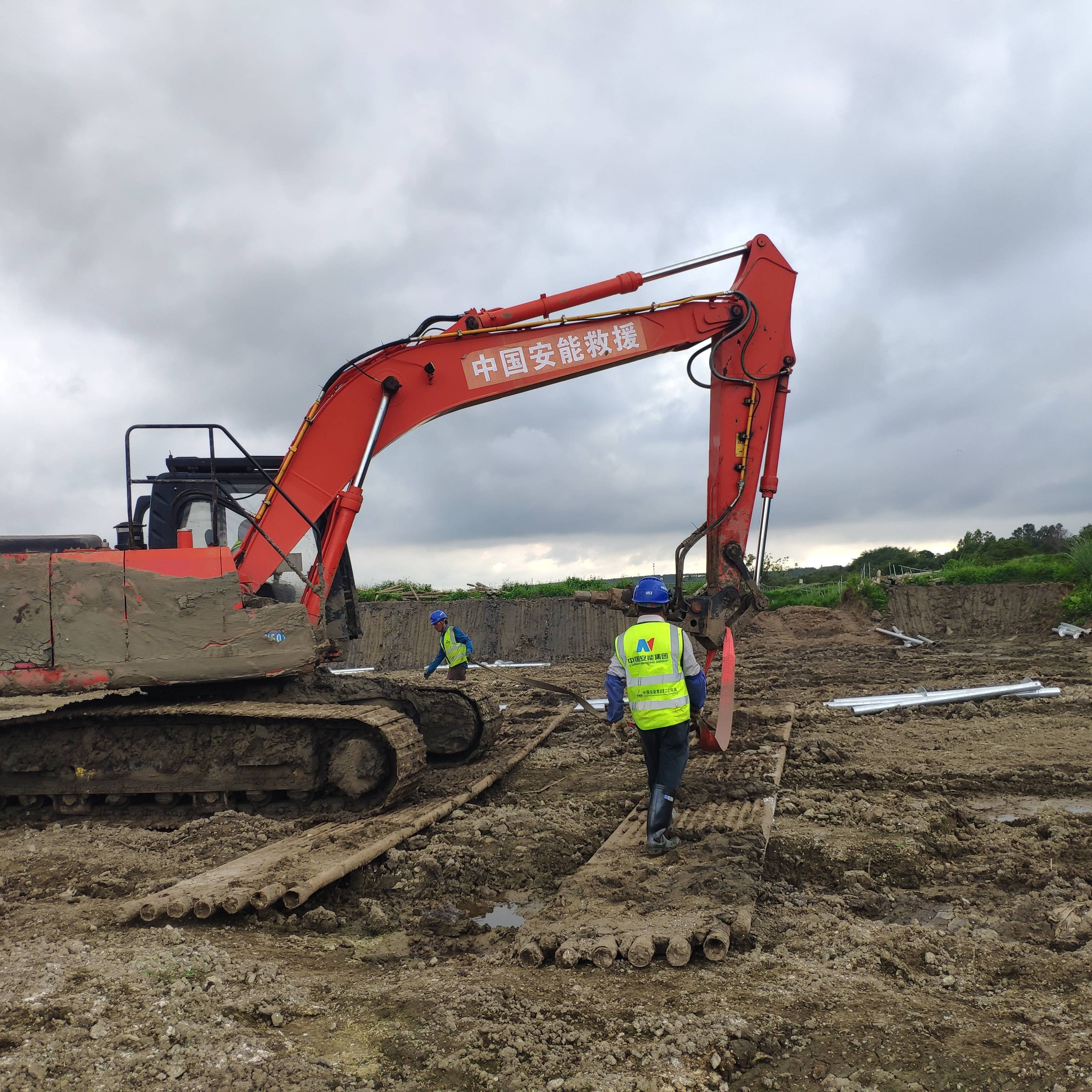 光伏项目里,基础支架可谓重中之重,借助机械施工效率更高.