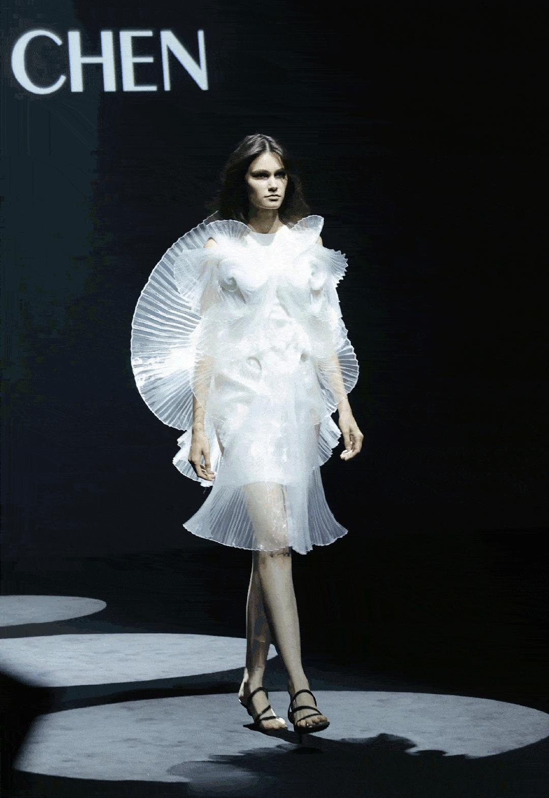 上海时装周2024ss|秀场内外,活力互链_涂月_品牌_时尚