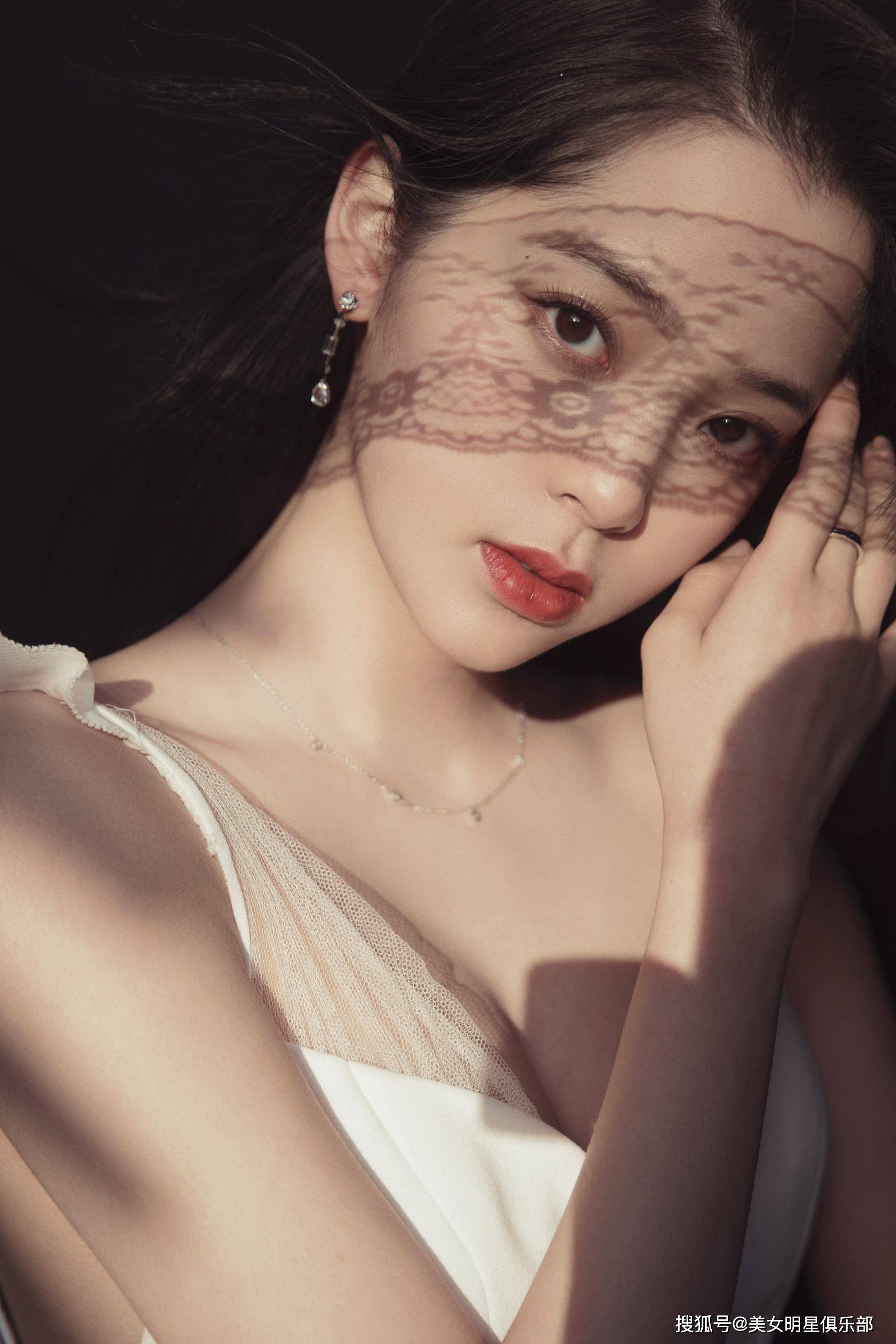 35岁欧阳娜娜,甜美饱满丰腴性感十足!_时尚_演技_音乐