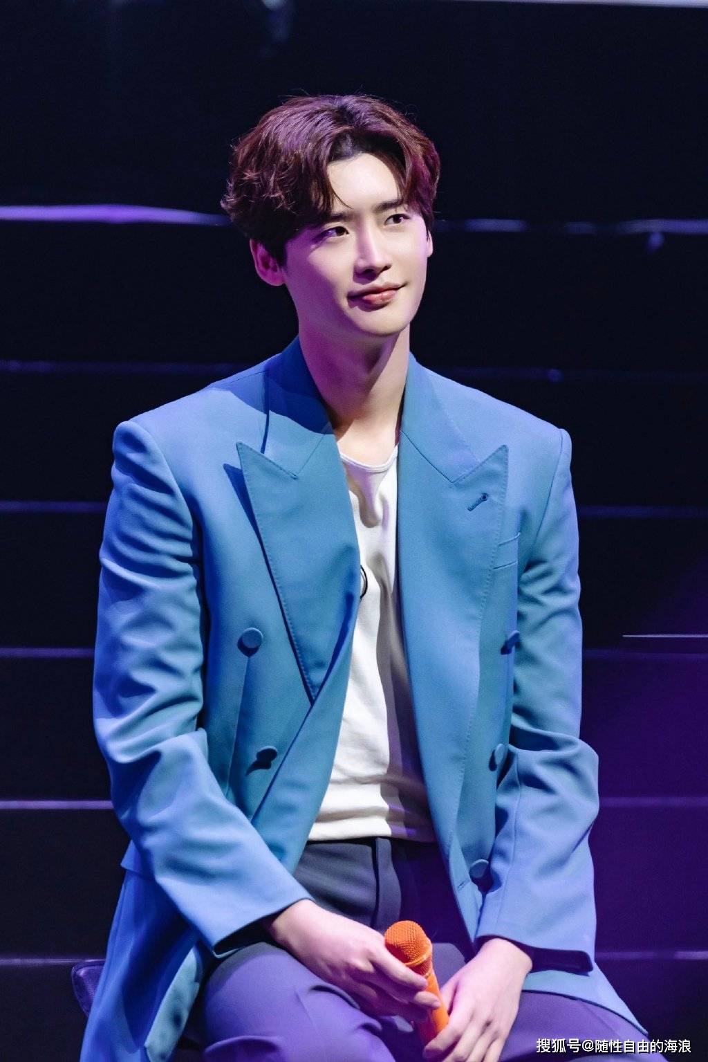 李钟硕最近出席活动,状态超好,青春帅气_网友