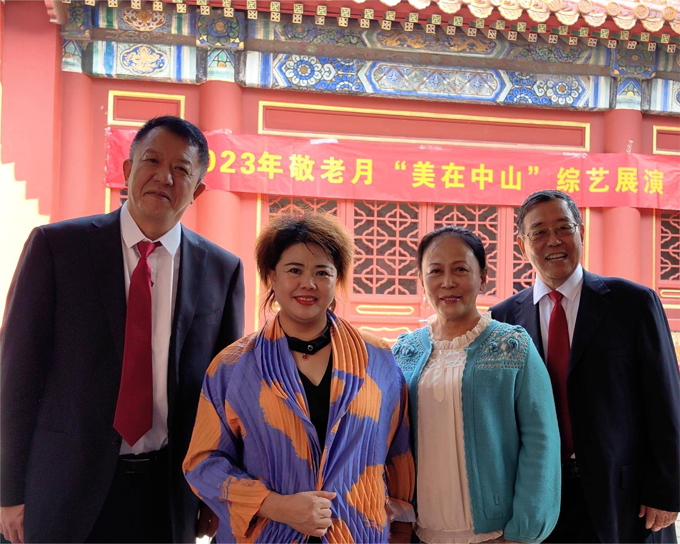 朗诵会在中山公园西配殿院内进行演职人员合影留念总导演雪石与四位
