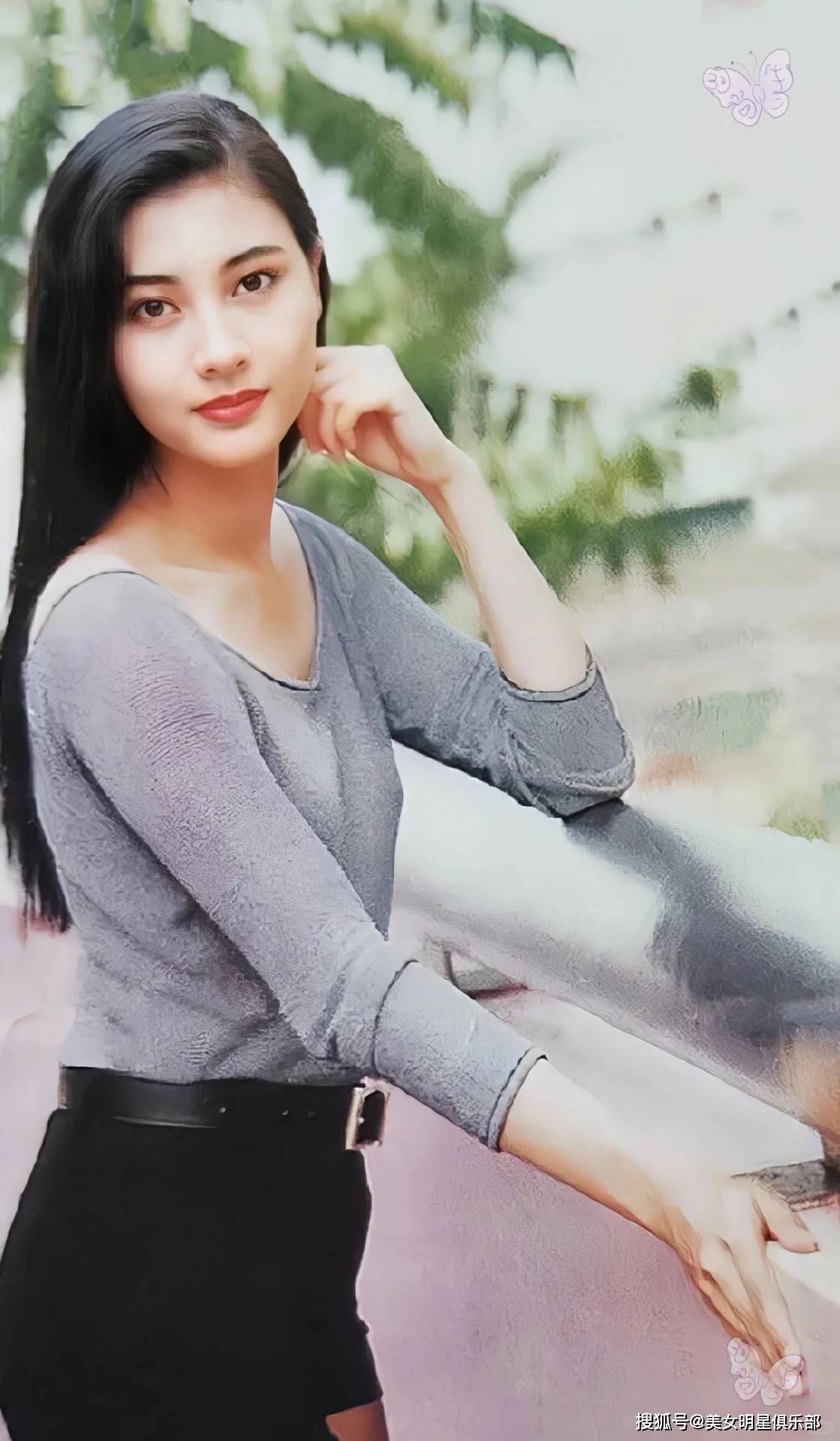 首先,李嘉欣的美丽和气质让她成为了无数人的偶像.